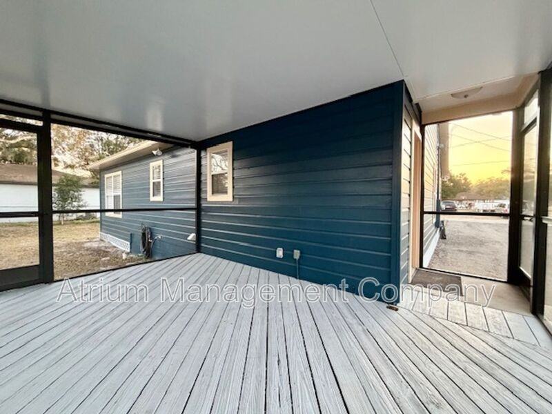 435 Pleasant St - Photo 6 of 38