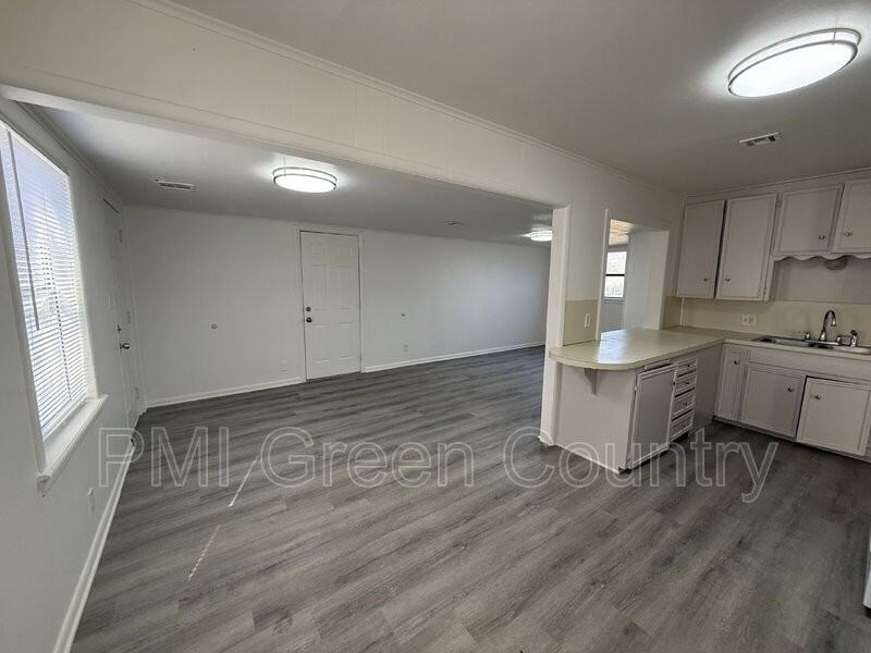 337 W 47th St N - Photo 7 of 14