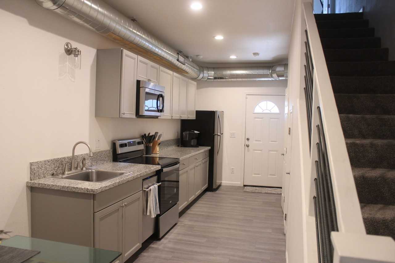 442 E 7th St #NA - Photo 4 of 12