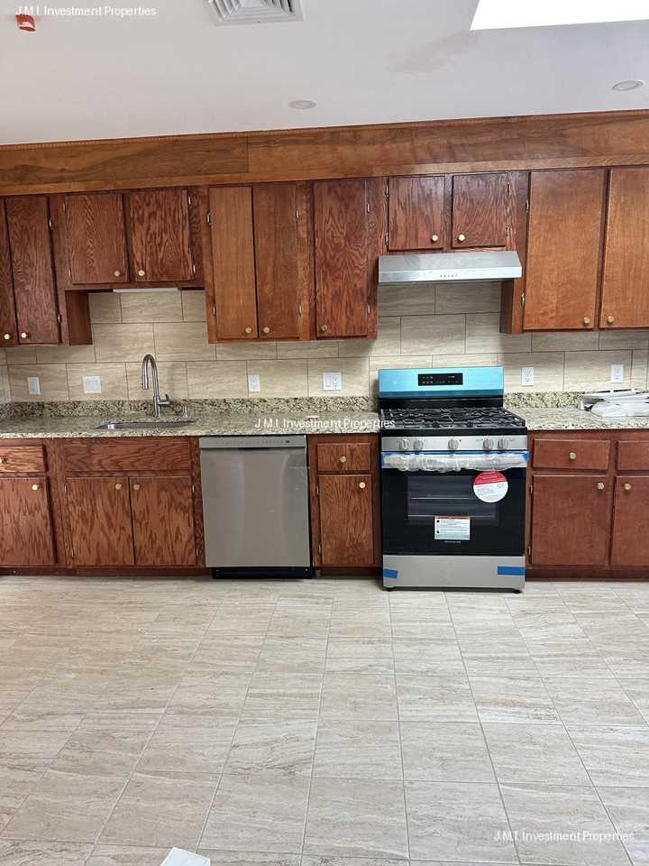 Broadway #4 - Photo 6 of 7