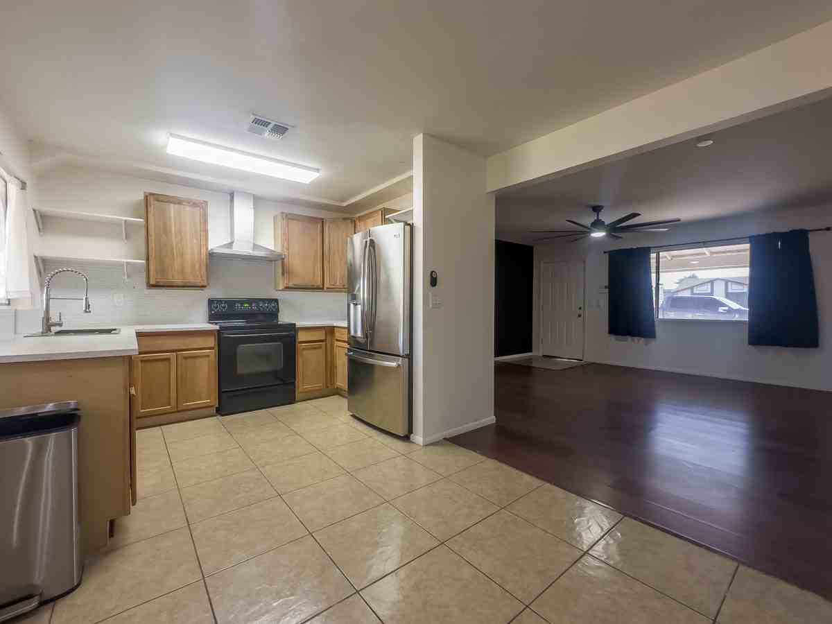 8514 W Golden Ln - Photo 4 of 16