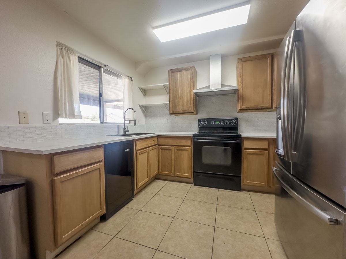 8514 W Golden Ln - Photo 5 of 16