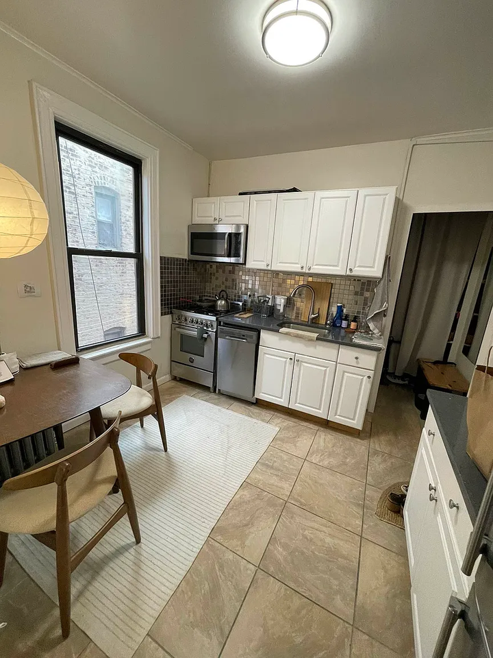 2618 28th St #2R - Photo 3 of 5