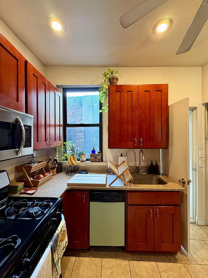 305 E 91st St #4B - Photo 4 of 17