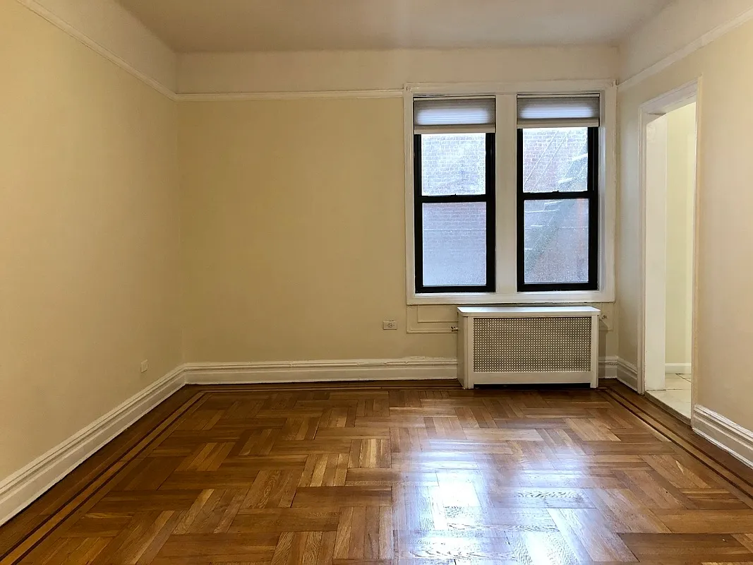 2710 Newtown Ave #2E - Photo 5 of 9