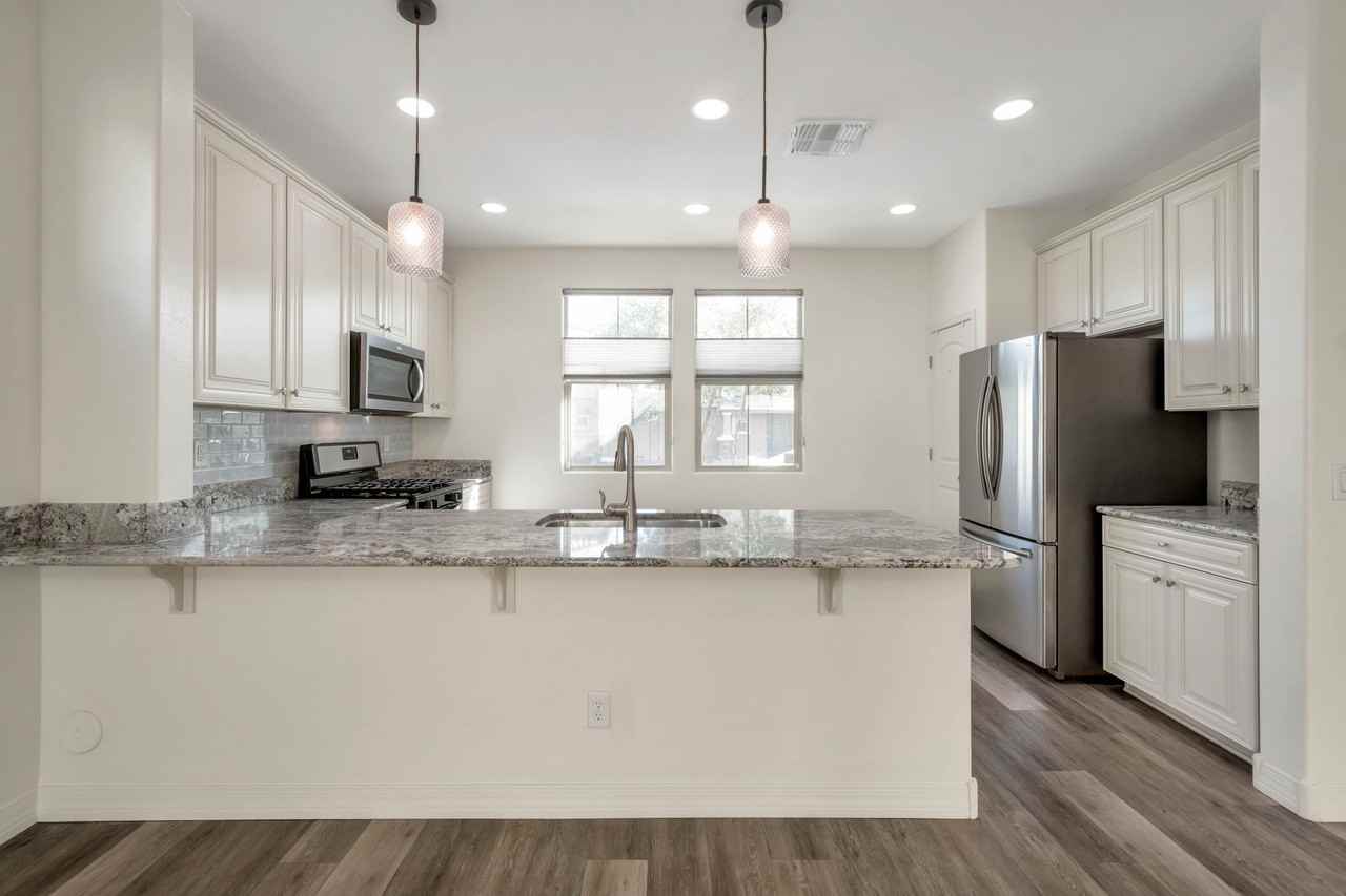 1540 N Balboa - Photo 2 of 28