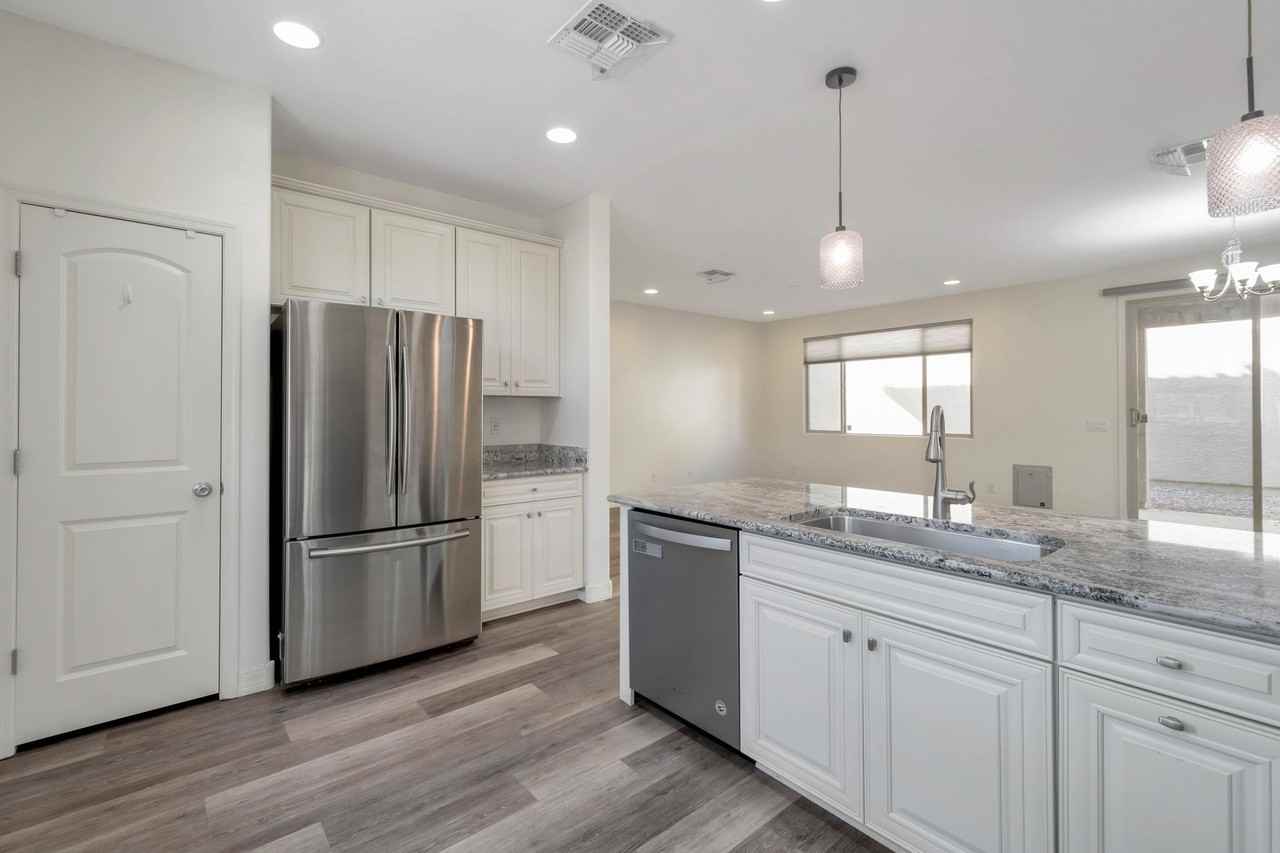 1540 N Balboa - Photo 5 of 28