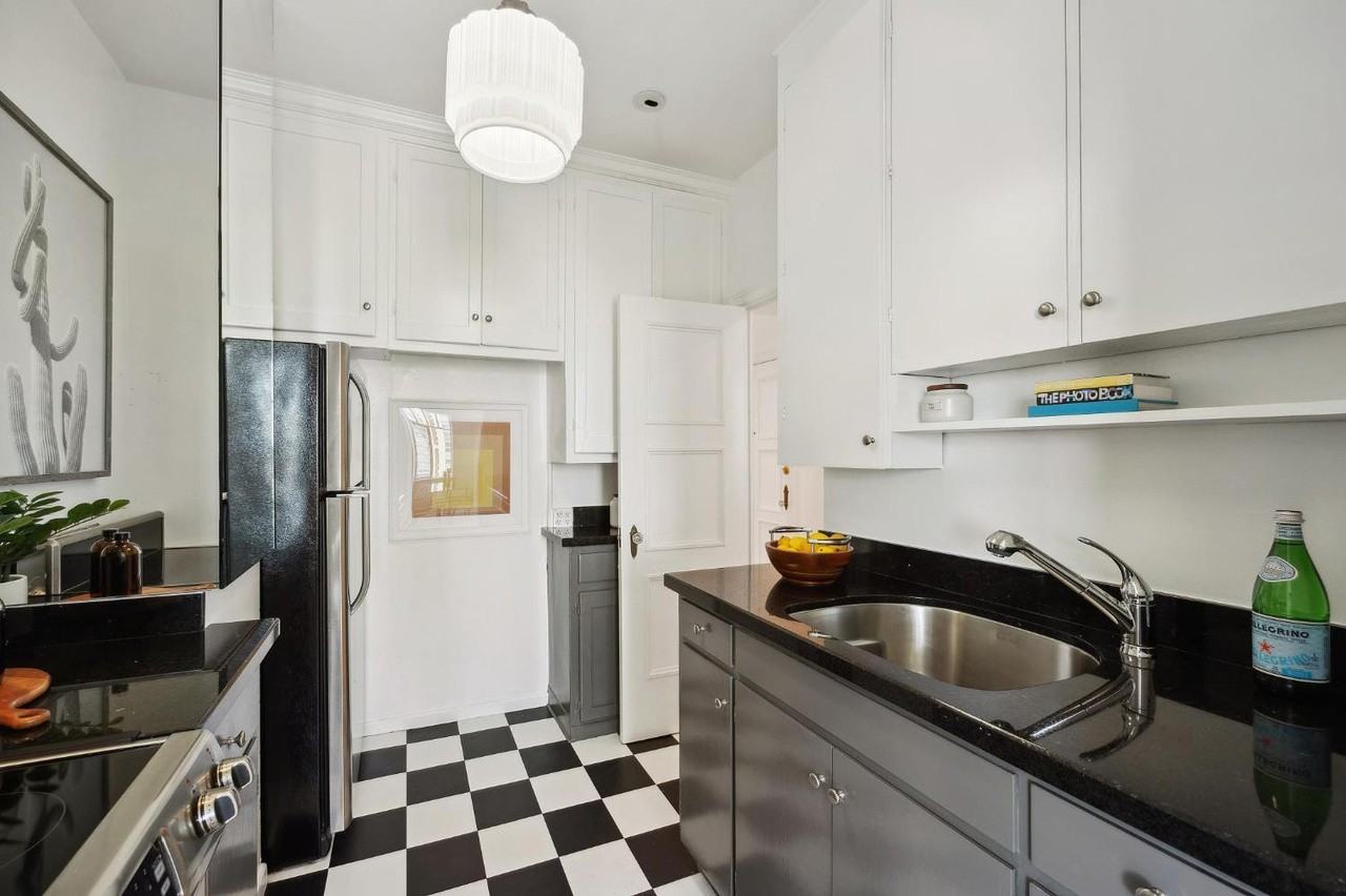 1101 Green St - Photo 7 of 14