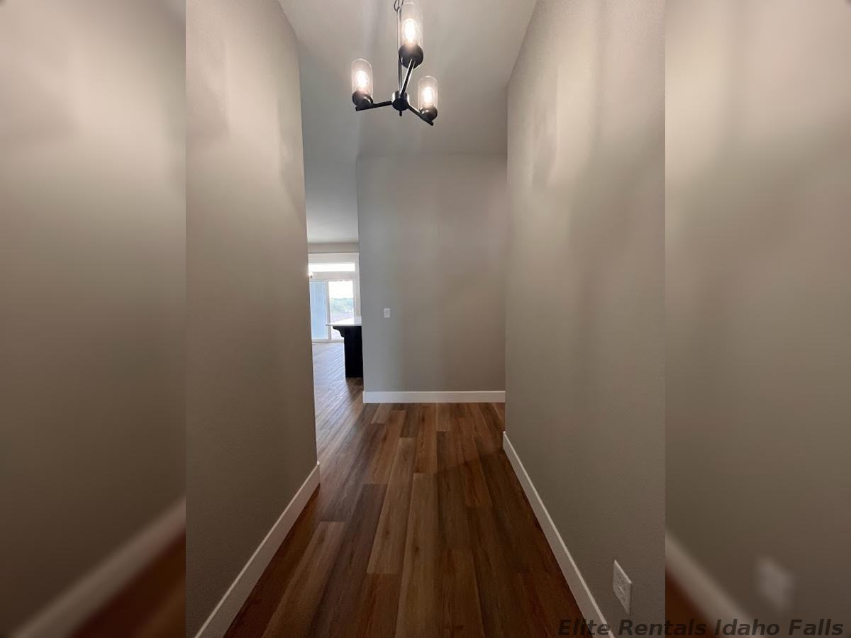 3621 Modesto Dr - Photo 3 of 19