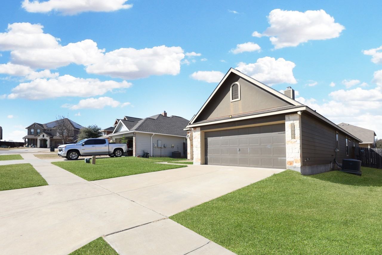 3309 Castleton Dr - Photo 3 of 23