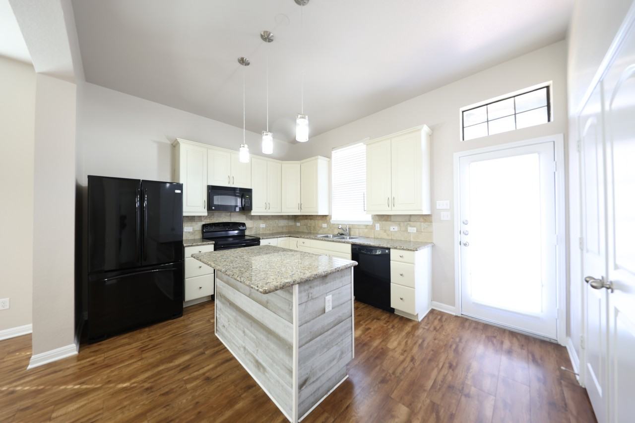 3309 Castleton Dr - Photo 4 of 23