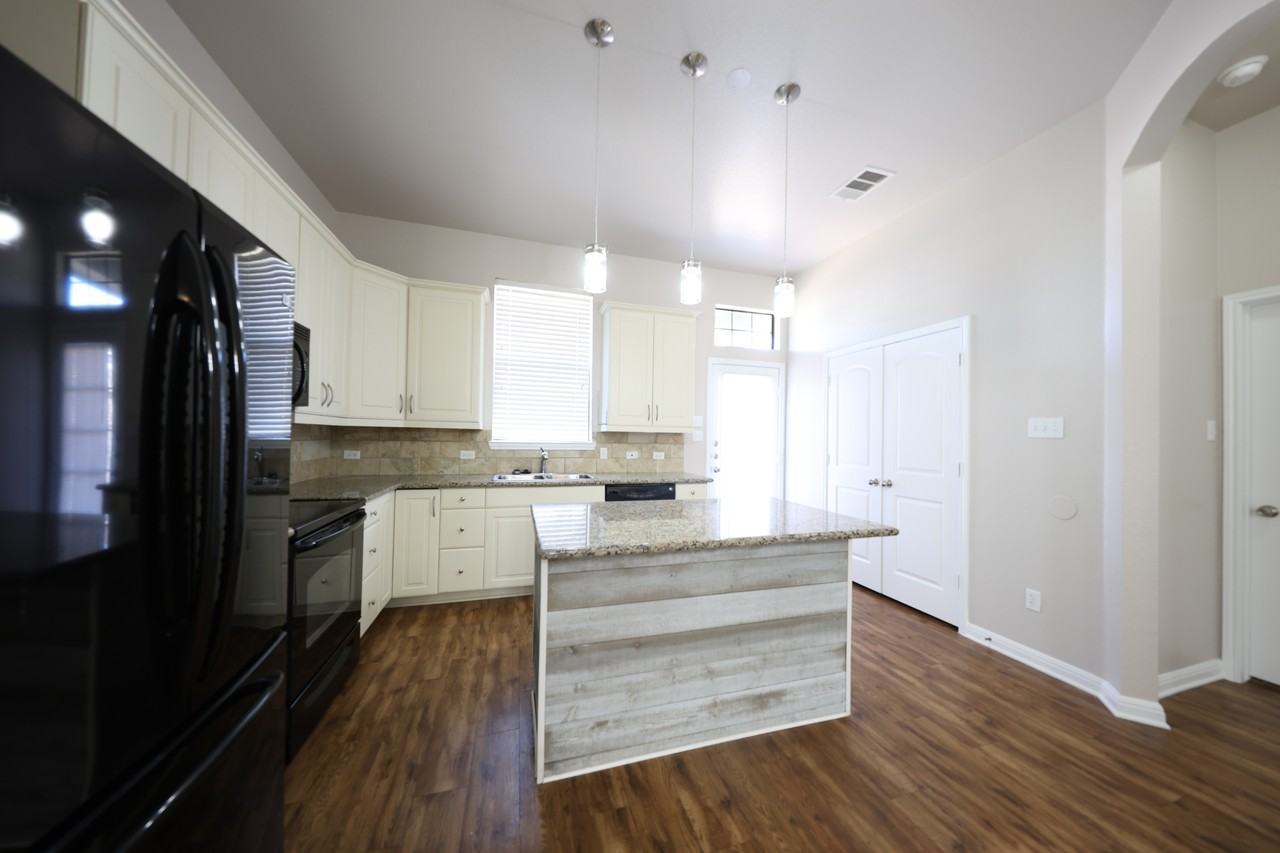 3309 Castleton Dr - Photo 5 of 23