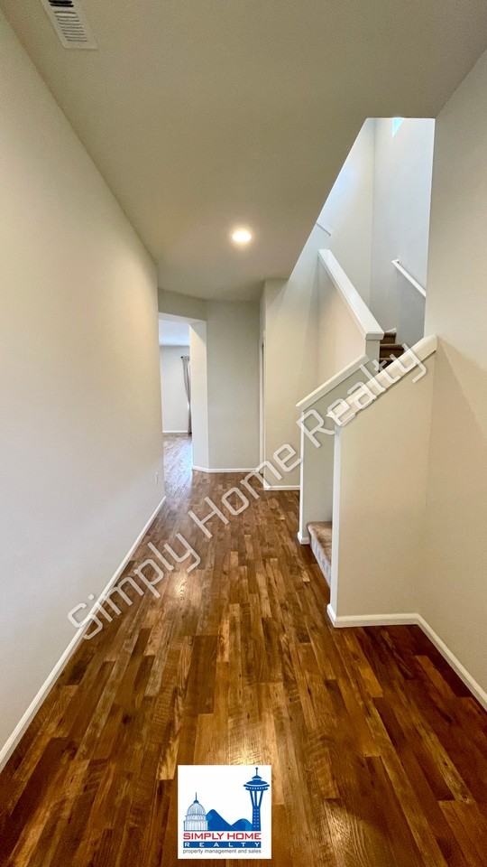 2420 Burlwood St Ne - Photo 2 of 32