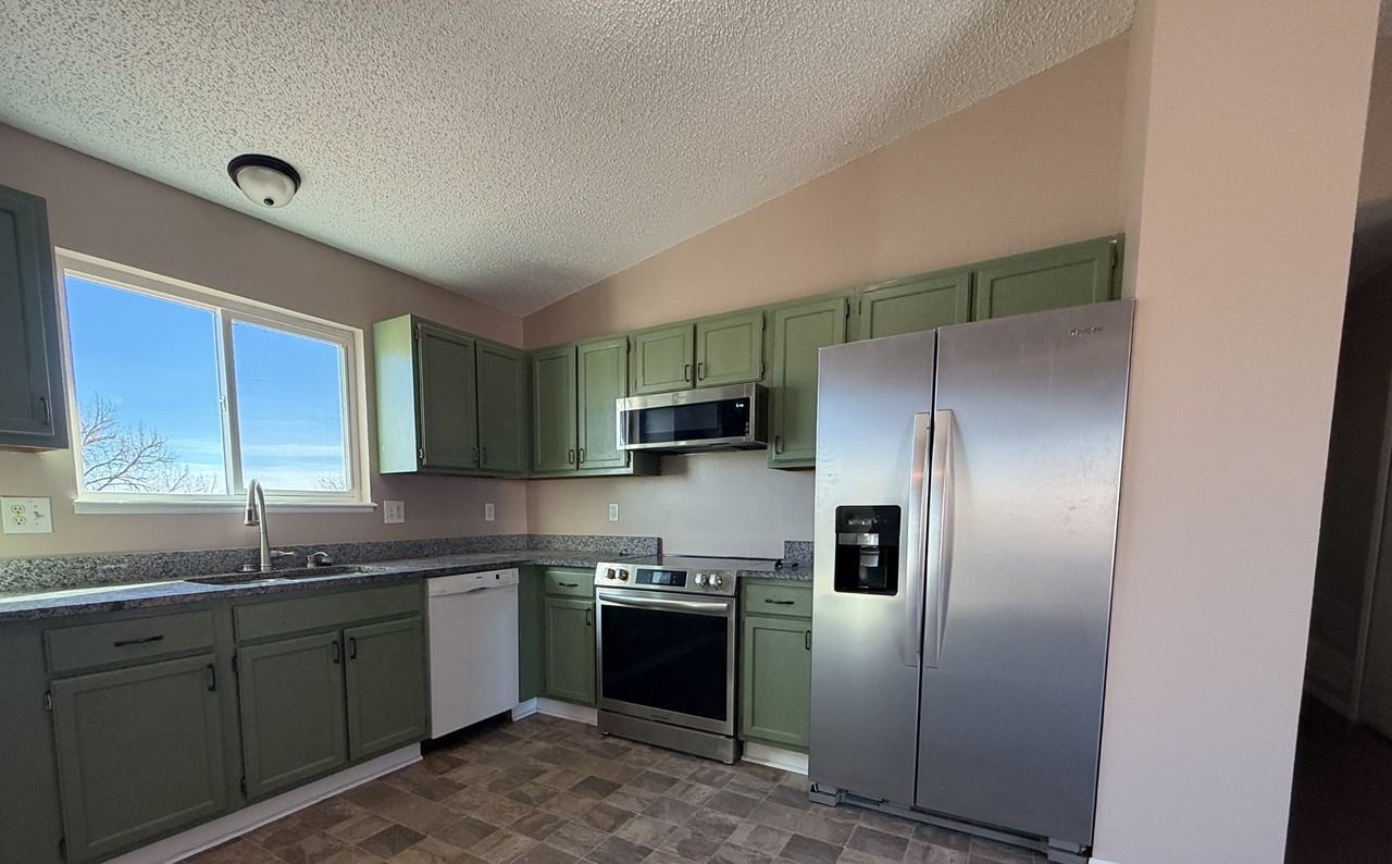 971 Daffodil St - Photo 4 of 13