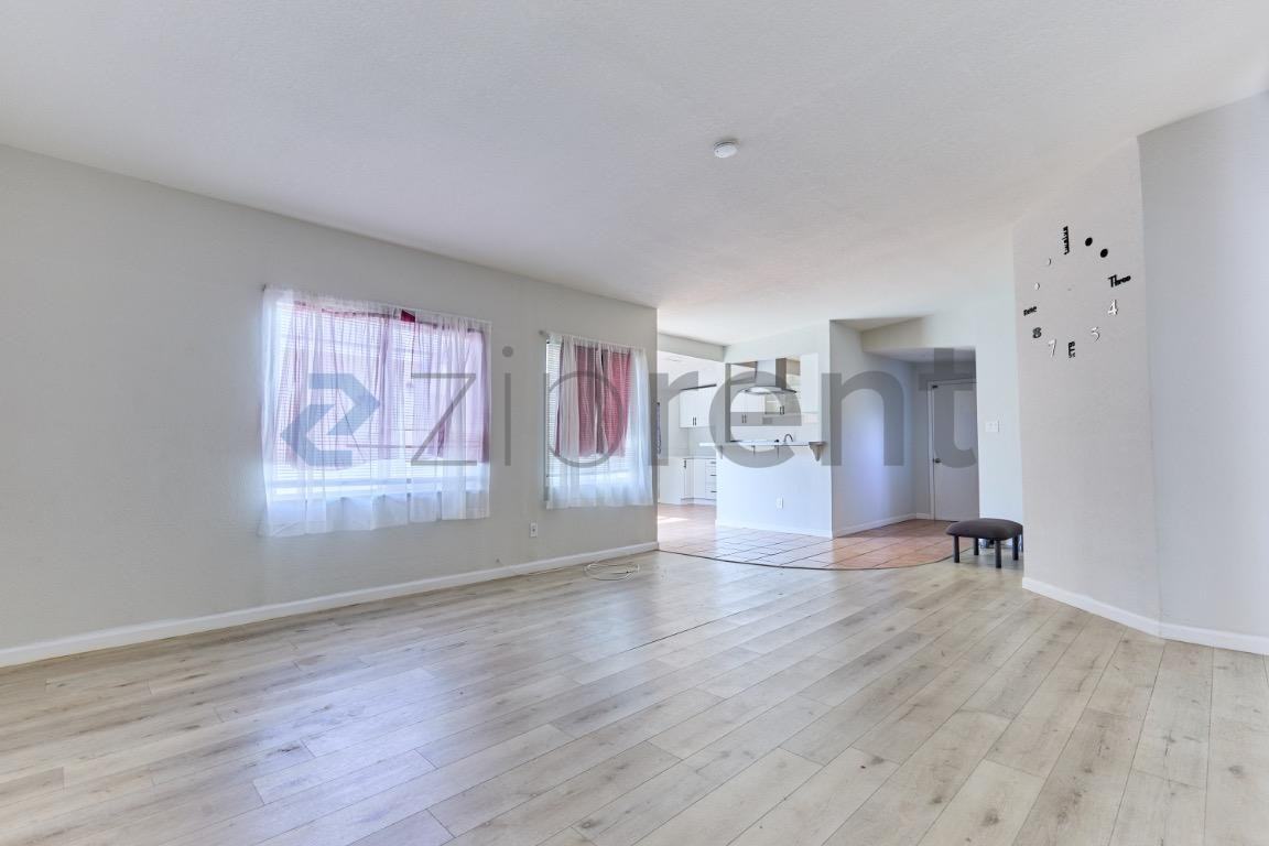 915 N Holly St #1 - Photo 7 of 20