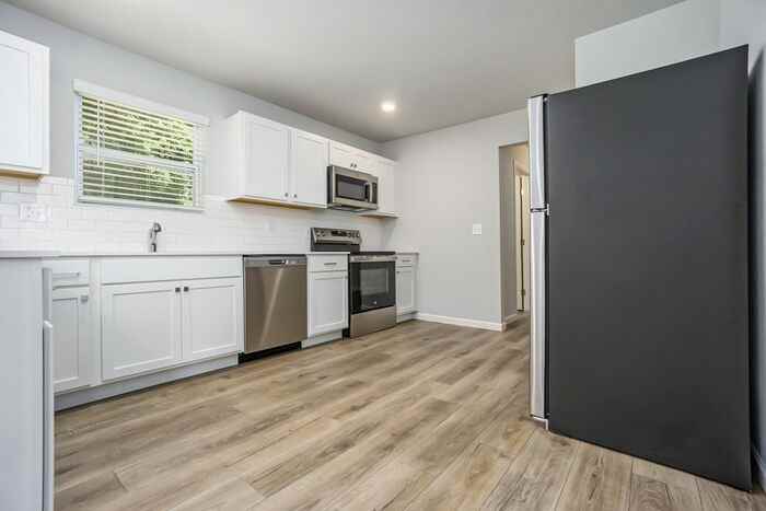 2808 Sanderling Court Northeast - Photo 4 of 23