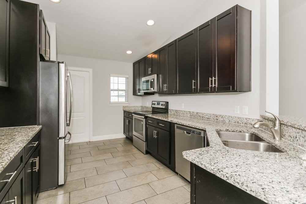 1004 Dartmoor Pl - Photo 7 of 16