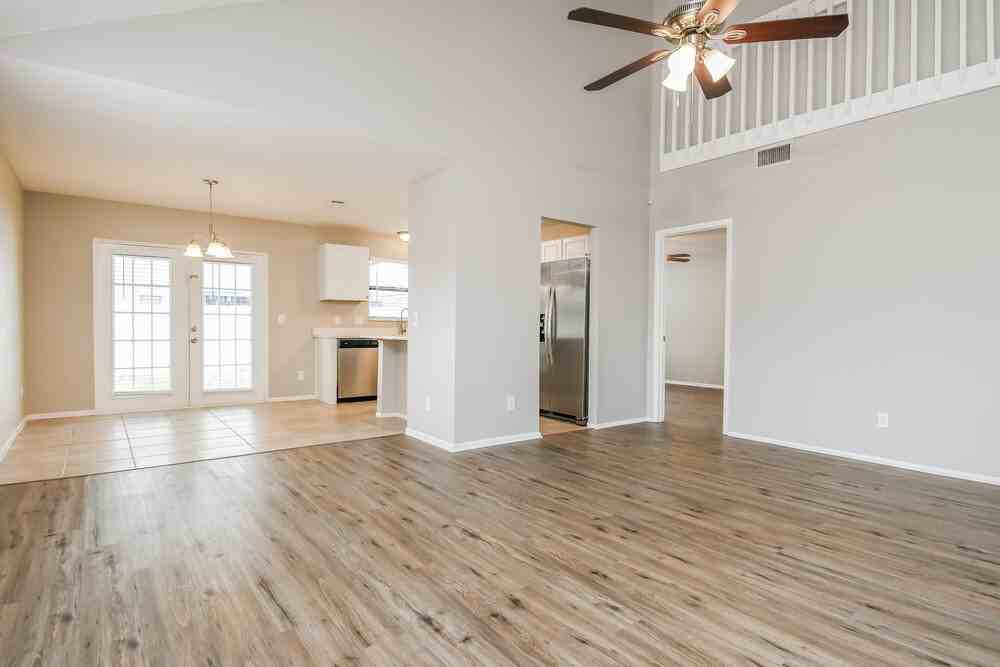 10019 Creekwater Blvd - Photo 5 of 17