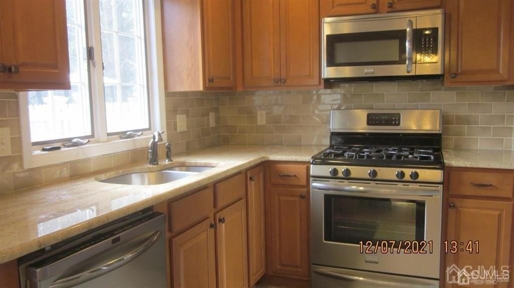 241 Amboy Ave - Photo 3 of 4