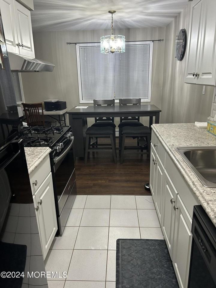 12 Manchester Court unit: C #C - Photo 4 of 16