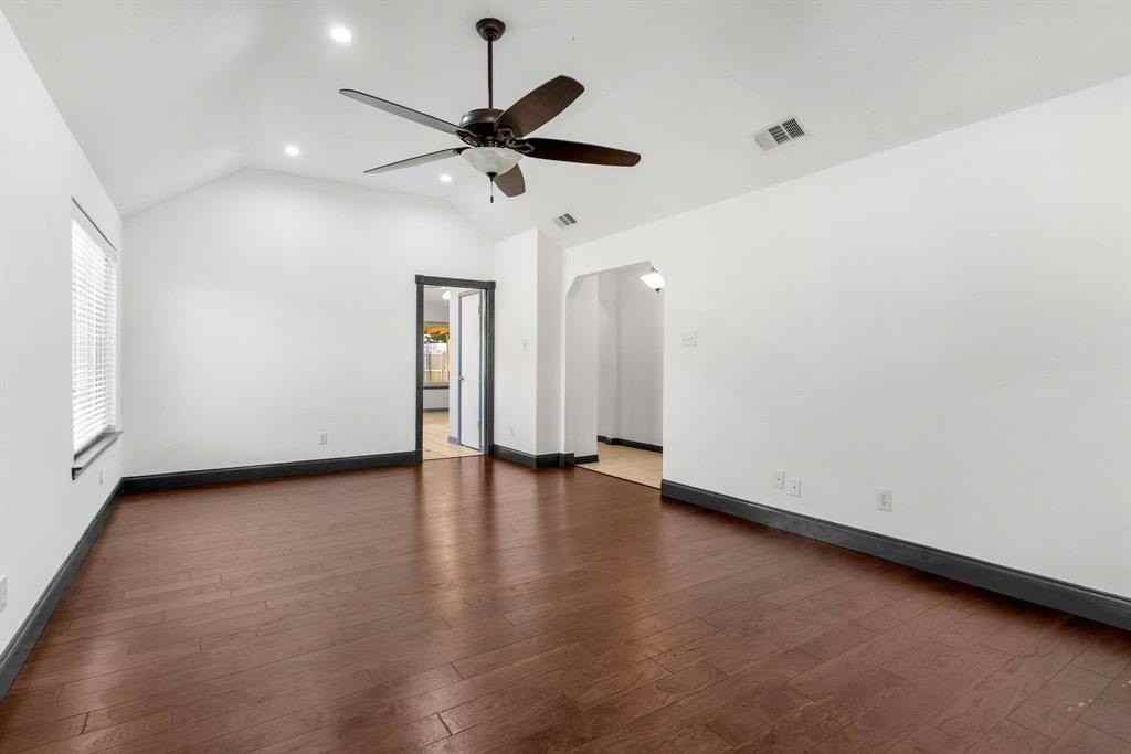 1505 Clover Dr - Photo 4 of 26