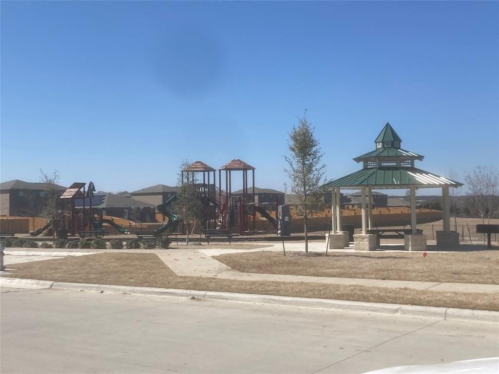 608 Fountain Dr - Photo 3 of 18