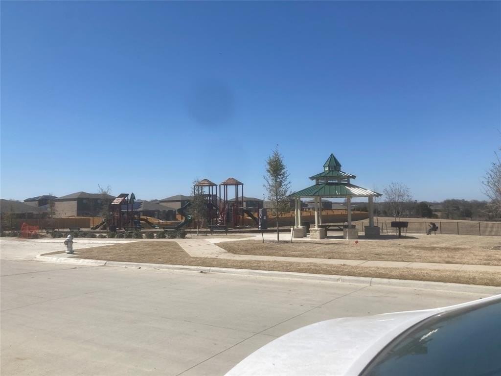 608 Fountain Dr - Photo 4 of 18