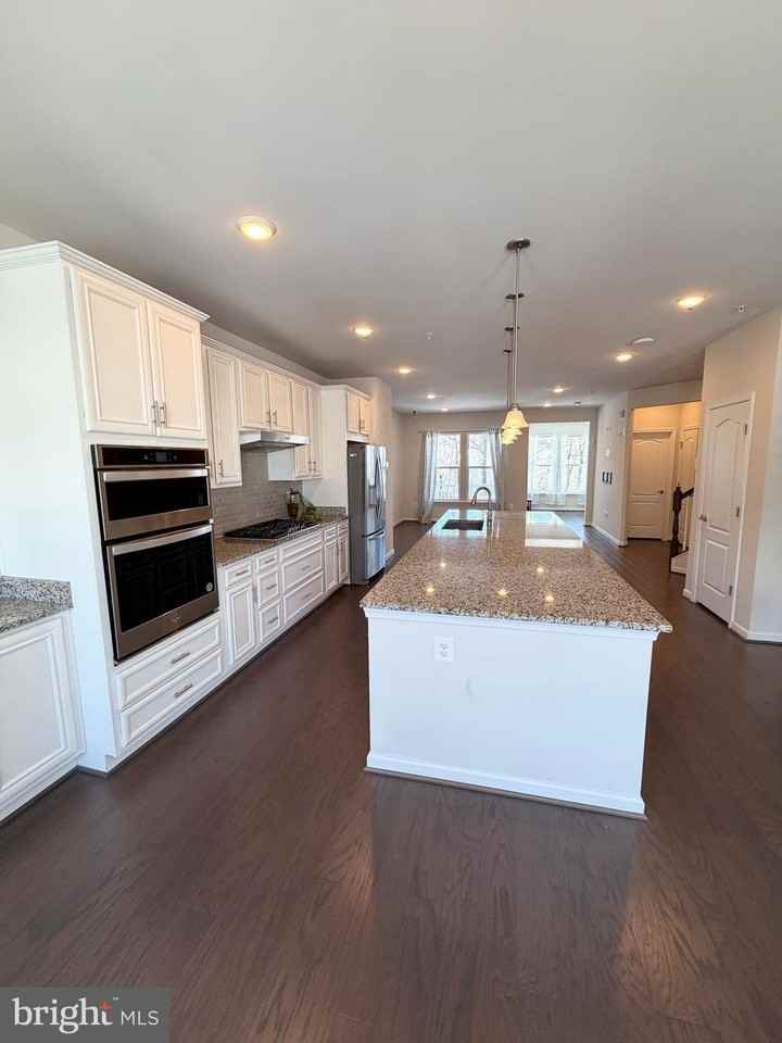 8305 Meadowood Dr - Photo 3 of 33