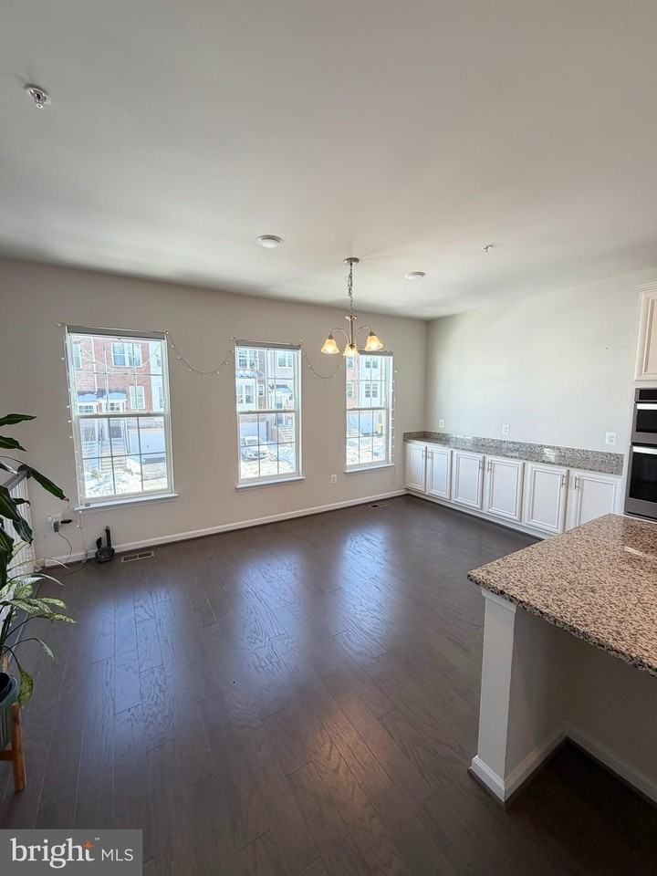 8305 Meadowood Dr - Photo 7 of 33