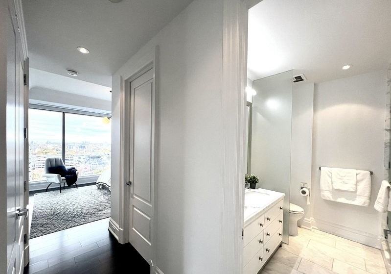 Bay St. & Yorkville Ave - Photo 5 of 18