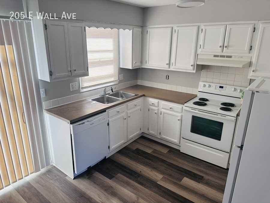 205 E Wall Ave - Photo 2 of 16