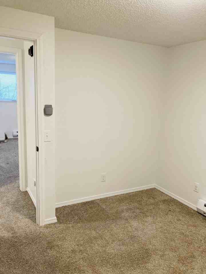 226 Farragut Ave N - Photo 3 of 9