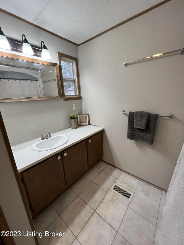 740 Chandler Ave - Photo 5 of 6