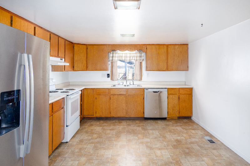 1321 Dakota Ave - Photo 5 of 17