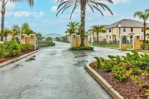 8512 Shallow Creek Ct - Photo 2 of 18