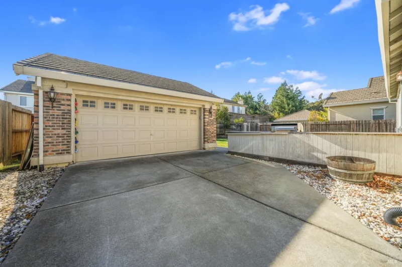 1716 Newark Ln - Photo 2 of 12