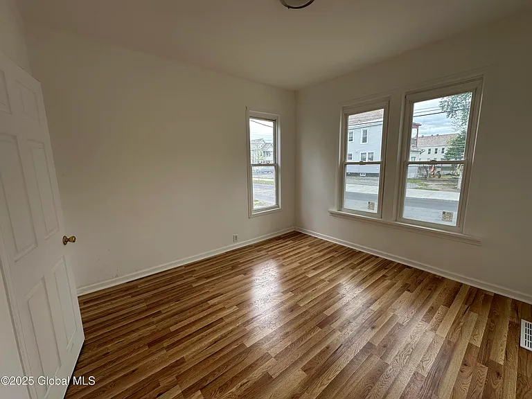 1 Swan St - Photo 3 of 8