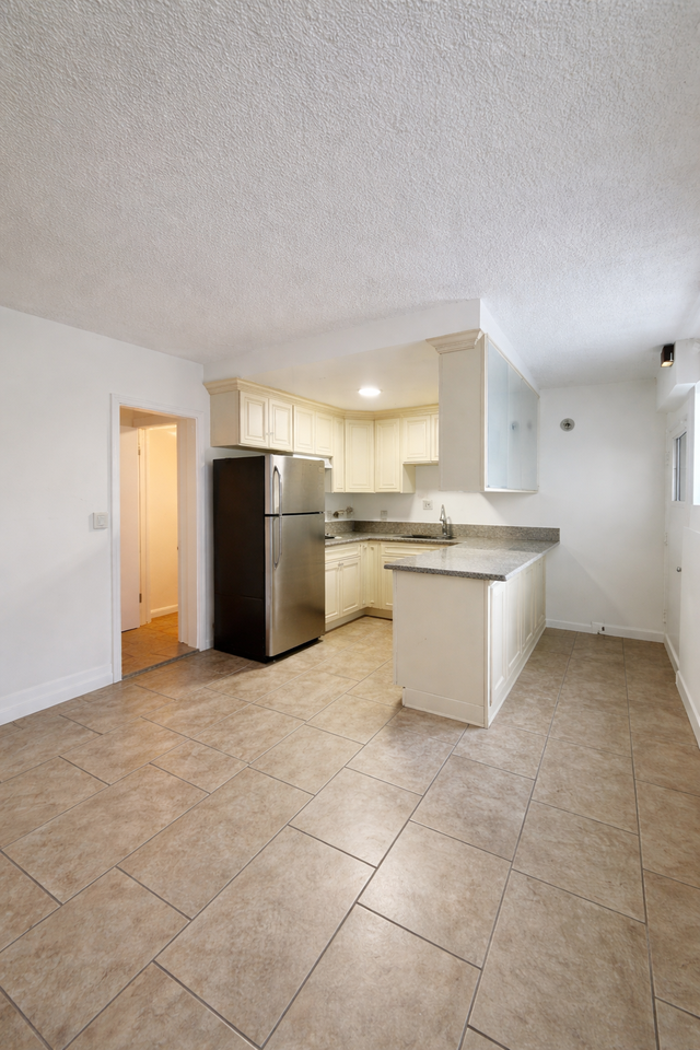 1037 N Genesee Ave #11 - Photo 3 of 13