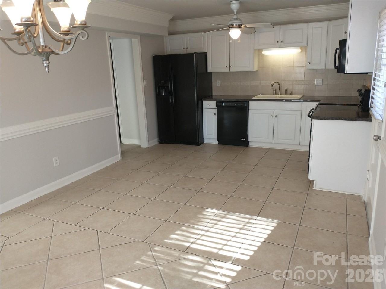 1001 Heather Ln - Photo 4 of 11