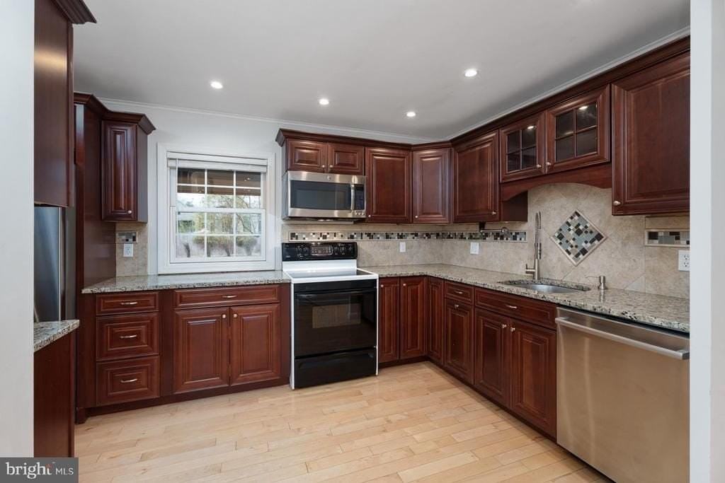 384 Walnut Ln - Photo 4 of 35