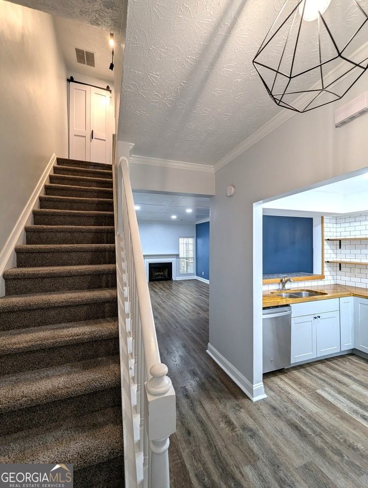 906 Wedgewood Way - Photo 2 of 26