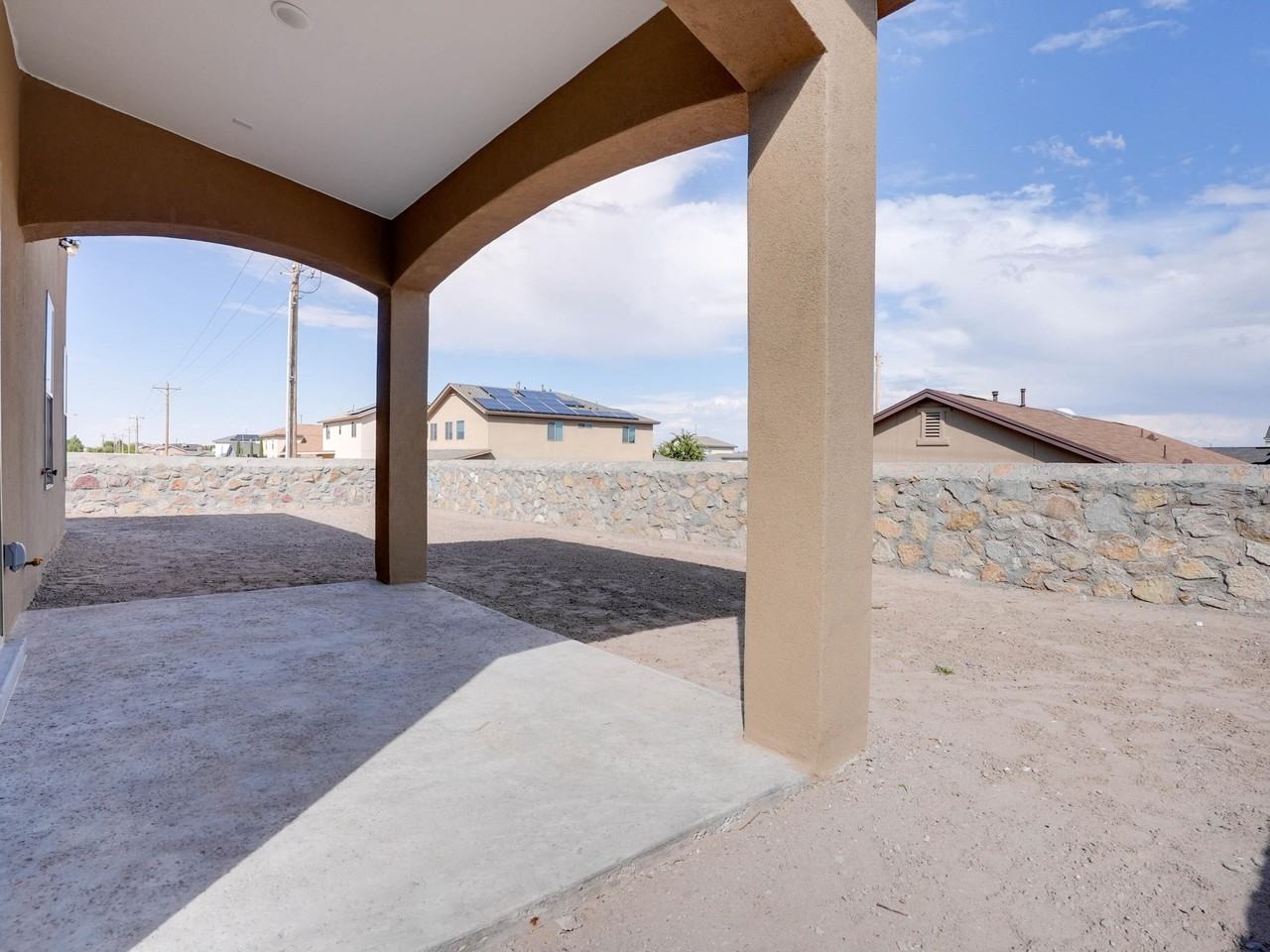 392 Frodsham St - Photo 6 of 32