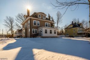 featured image of 951 W 7th St