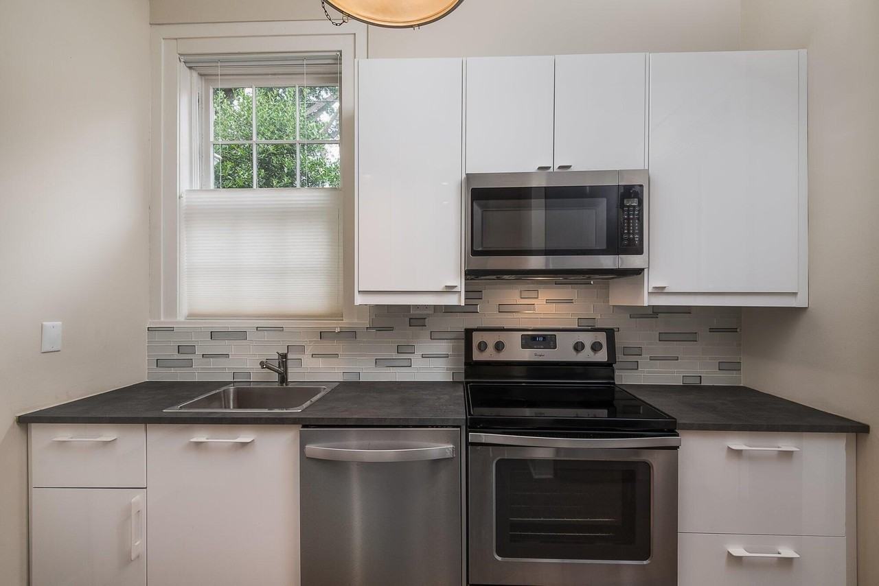 247 N Broadway Apt 2 #2 - Photo 4 of 19