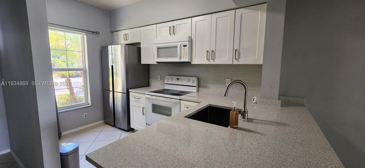 211 Mallory Ct #211 - Photo 4 of 29