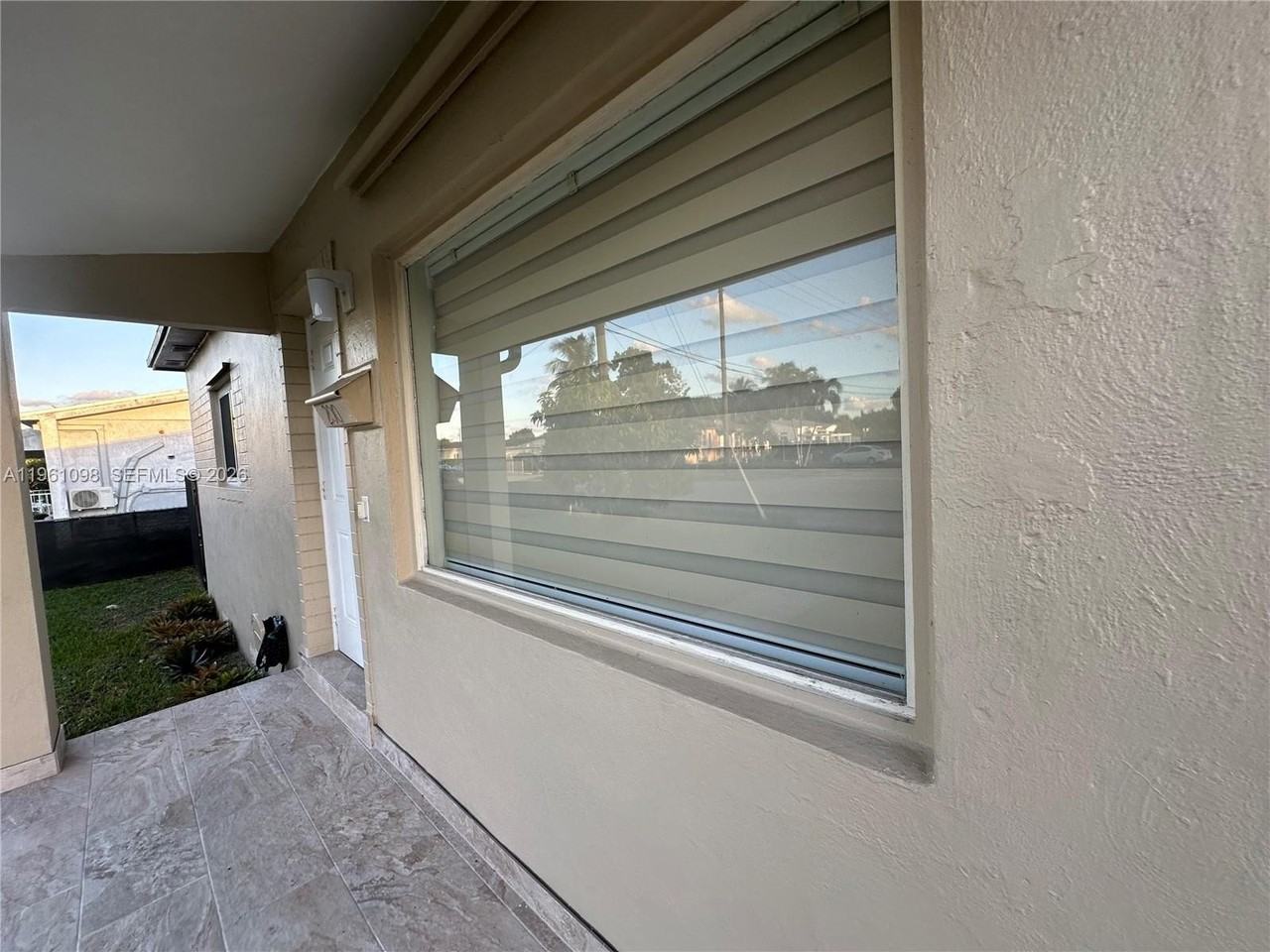 200 W 53rd Ter - Photo 3 of 33