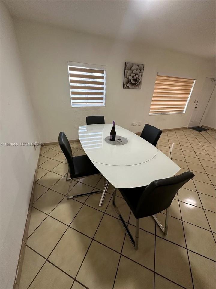 200 W 53rd Ter - Photo 7 of 33