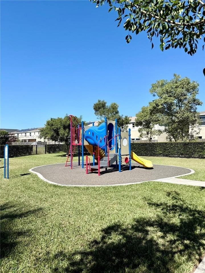 487 Ne 5th St #NA - Photo 3 of 17