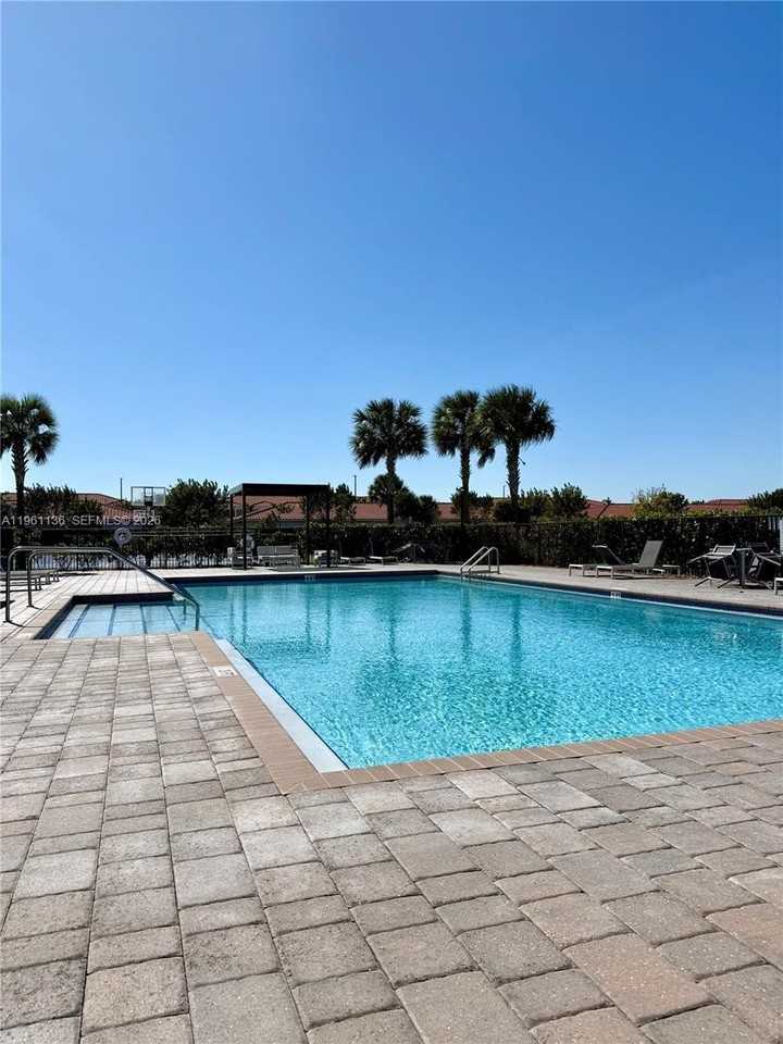 487 Ne 5th St #NA - Photo 4 of 17