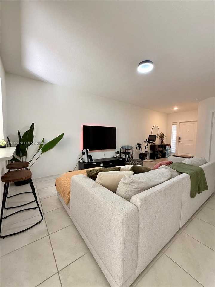 487 Ne 5th St #NA - Photo 5 of 17